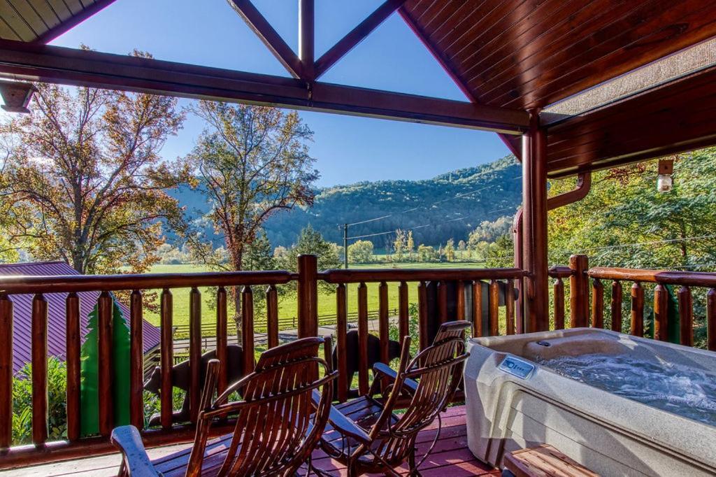 Papa Bear, Hot Tub, Wifi, 1089 Free Tickets Each Paid Day, Dollywood And More Севьервилл Экстерьер фото
