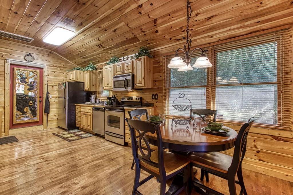 Papa Bear, Hot Tub, Wifi, 1089 Free Tickets Each Paid Day, Dollywood And More Севьервилл Экстерьер фото