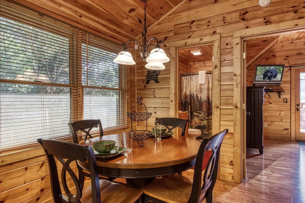 Papa Bear, Hot Tub, Wifi, 1089 Free Tickets Each Paid Day, Dollywood And More Севьервилл Экстерьер фото